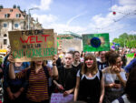 Fridays for Future Demonstration mit jungen Frauen, Plakaten und Bannern.