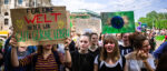 Für den Klimaschutz auf die Straße gehen - und ins Handwerk! Fridays for Future Demonstration mit jungen Frauen, Plakaten und Bannern.