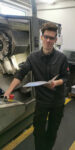 Krisztian Kalmár, angehender Zerspanungsmechaniker, bei der Arbeit