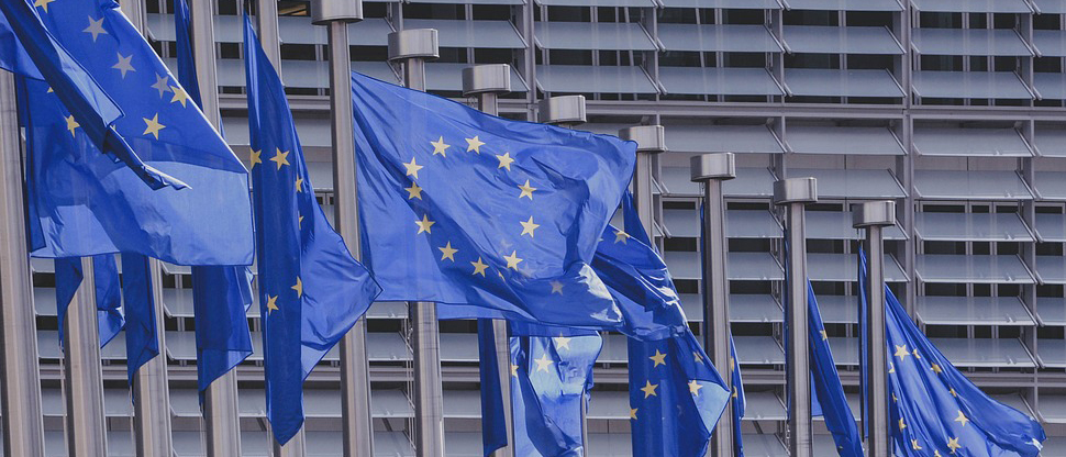 Europa-Flaggen wehen im Wind vor dem EU-Parlament