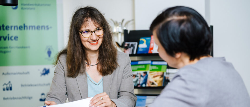 Rechtsberaterin Viola Bischoff im Beratungsgespräch.