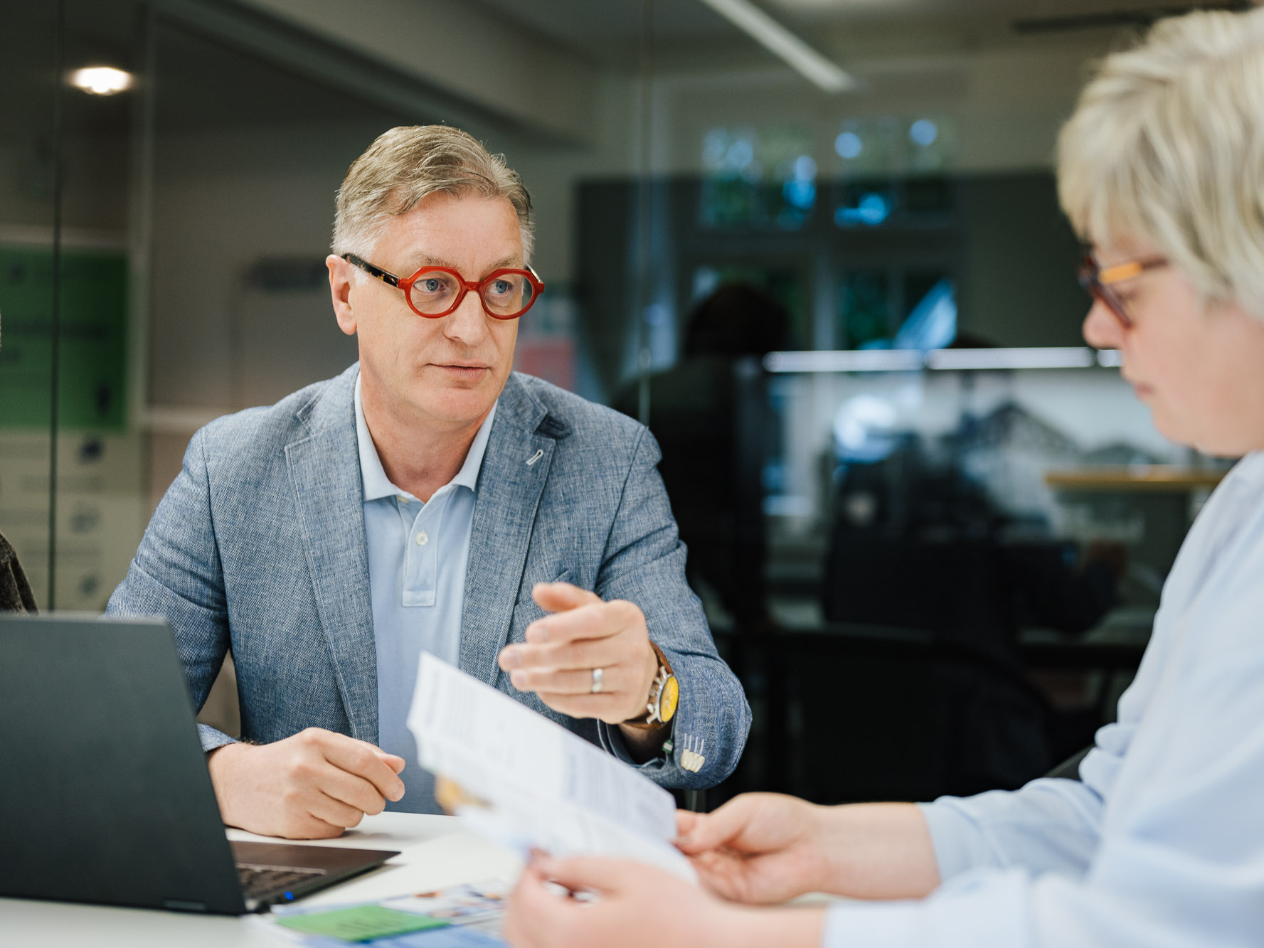 Hans-Peter Broghammer, betriebswirtschaftlicher Berater bei der Handwerkskammer Konstanz, im Beratungsgespräch.