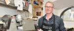 Schuhmachermeister Karl-Heinz Auch aus Rottweil in seiner Werkstatt.